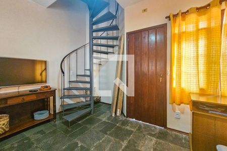 Sala de casa de condomínio para alugar com 1 quarto, 46m² em Jardim Las Palmas, Guarujá