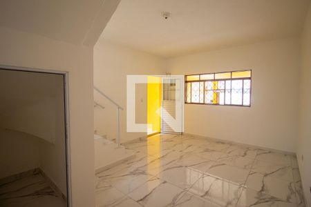 Sala de casa para alugar com 3 quartos, 250m² em Jardim Robru, São Paulo