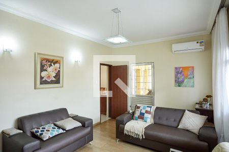 Sala de casa à venda com 4 quartos, 237m² em Sagrada Família, Belo Horizonte