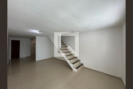 Sala de casa de condomínio para alugar com 3 quartos, 180m² em Recreio dos Bandeirantes, Rio de Janeiro