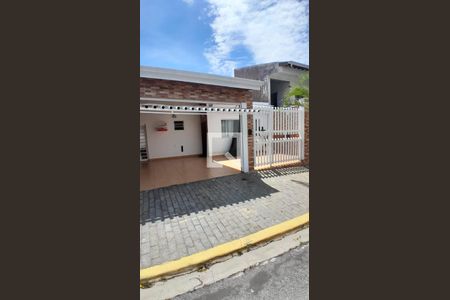 Casa à venda com 266m², 3 quartos e 2 vagas Casa à venda com 266m², 3 quartos e 2 vagasFachada