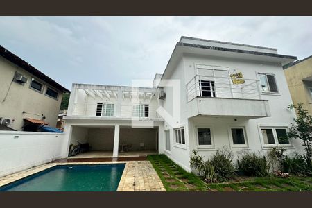 Casa de condomínio para alugar com 500m², 4 quartos e 3 vagas Casa de condomínio para alugar com 500m², 4 quartos e 3 vagasFachada