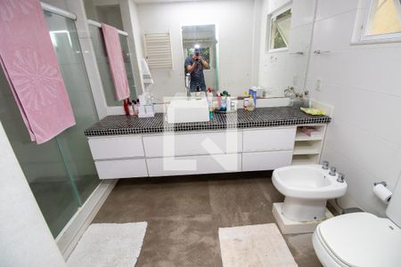 Casa de condomínio para alugar com 500m², 4 quartos e 3 vagas Casa de condomínio para alugar com 500m², 4 quartos e 3 vagasBanheiro quarto 2