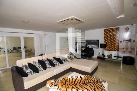 Sala de casa de condomínio para alugar com 4 quartos, 500m² em Vargem Grande, Rio de Janeiro