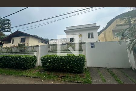 Casa de condomínio para alugar com 500m², 4 quartos e 3 vagas Casa de condomínio para alugar com 500m², 4 quartos e 3 vagasFachada