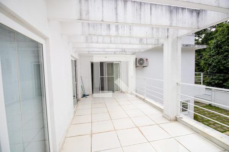 Casa de condomínio para alugar com 500m², 4 quartos e 3 vagas Casa de condomínio para alugar com 500m², 4 quartos e 3 vagasVaranda