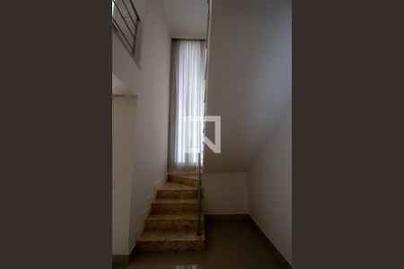 Escada de casa de condomínio para alugar com 3 quartos, 205m² em Residencial Real Park Sumaré, Sumaré