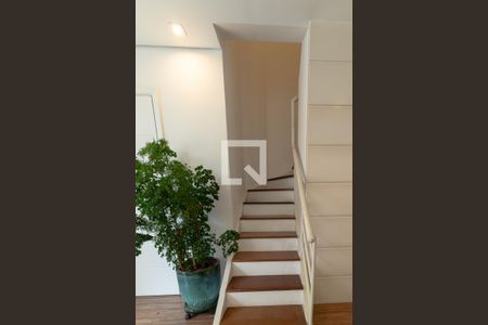 Apartamento à venda com 110m², 2 quartos e 2 vagas Apartamento à venda com 110m², 2 quartos e 2 vagasEscada