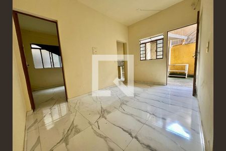 Sala de casa de condomínio para alugar com 2 quartos, 50m² em Jaqueline, Belo Horizonte