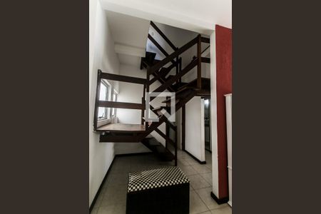 Escadas de casa para alugar com 4 quartos, 194m² em Praia do Flamengo, Salvador