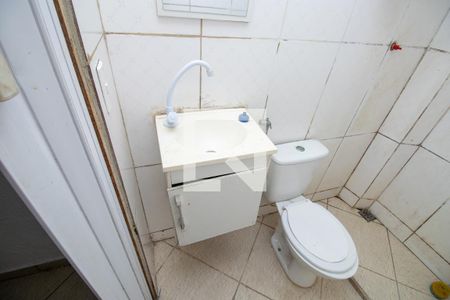 Banheiro  de kitnet/studio para alugar com 0 quarto, 18m² em Vargem Pequena, Rio de Janeiro