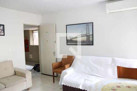 Sala de apartamento para alugar com 2 quartos, 60m² em Jardim Goiás, Goiânia