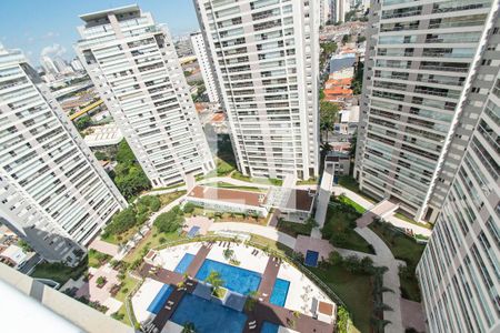 Apartamento à venda com 240m², 5 quartos e 3 vagas Apartamento à venda com 240m², 5 quartos e 3 vagasVista da piscina