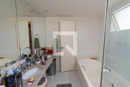 Apartamento à venda com 240m², 5 quartos e 3 vagas Apartamento à venda com 240m², 5 quartos e 3 vagasBanheiro da suíte 1