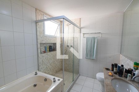 Apartamento à venda com 240m², 5 quartos e 3 vagas Apartamento à venda com 240m², 5 quartos e 3 vagasBanheiro da suíte 1