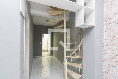 Sala - Escada de casa para alugar com 2 quartos, 80m² em Brás de Pina, Rio de Janeiro