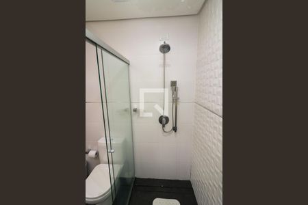 Casa de condomínio à venda com 240m², 4 quartos e 2 vagas Casa de condomínio à venda com 240m², 4 quartos e 2 vagasBanheiro da Suíte