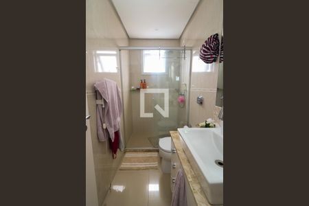 Casa de condomínio à venda com 240m², 4 quartos e 2 vagas Casa de condomínio à venda com 240m², 4 quartos e 2 vagasBanheiro Social