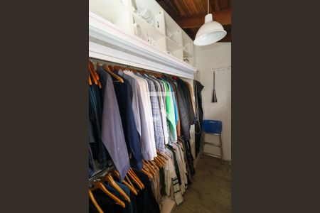 Casa de condomínio à venda com 240m², 4 quartos e 2 vagas Casa de condomínio à venda com 240m², 4 quartos e 2 vagasCloset da suíte