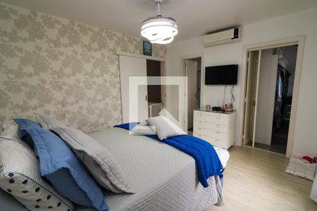 Casa de condomínio à venda com 240m², 4 quartos e 2 vagas Casa de condomínio à venda com 240m², 4 quartos e 2 vagasQuarto Suíte