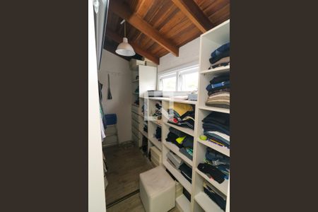 Casa de condomínio à venda com 240m², 4 quartos e 2 vagas Casa de condomínio à venda com 240m², 4 quartos e 2 vagasCloset da suíte