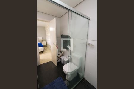 Casa de condomínio à venda com 240m², 4 quartos e 2 vagas Casa de condomínio à venda com 240m², 4 quartos e 2 vagasBanheiro da Suíte