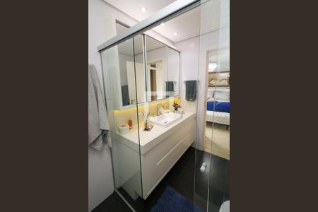 Casa de condomínio à venda com 240m², 4 quartos e 2 vagas Casa de condomínio à venda com 240m², 4 quartos e 2 vagasBanheiro da Suíte