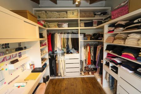 Casa de condomínio à venda com 240m², 4 quartos e 2 vagas Casa de condomínio à venda com 240m², 4 quartos e 2 vagasCloset do quarto 3