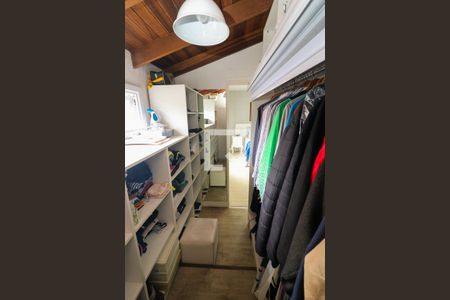 Casa de condomínio à venda com 240m², 4 quartos e 2 vagas Casa de condomínio à venda com 240m², 4 quartos e 2 vagasCloset da suíte