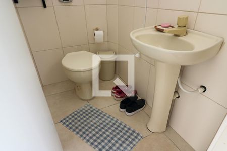 Casa de condomínio à venda com 240m², 4 quartos e 2 vagas Casa de condomínio à venda com 240m², 4 quartos e 2 vagasBanheiro de serviço