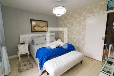 Casa de condomínio à venda com 240m², 4 quartos e 2 vagas Casa de condomínio à venda com 240m², 4 quartos e 2 vagasQuarto Suíte