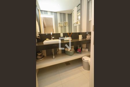 Casa de condomínio à venda com 240m², 4 quartos e 2 vagas Casa de condomínio à venda com 240m², 4 quartos e 2 vagasLavabo