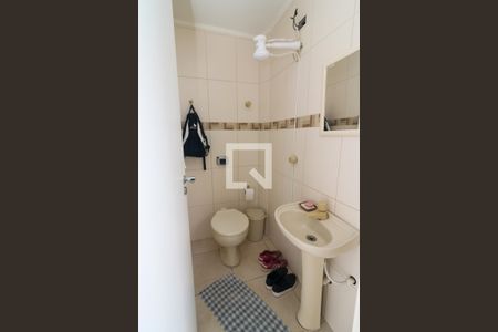 Casa de condomínio à venda com 240m², 4 quartos e 2 vagas Casa de condomínio à venda com 240m², 4 quartos e 2 vagasBanheiro de serviço