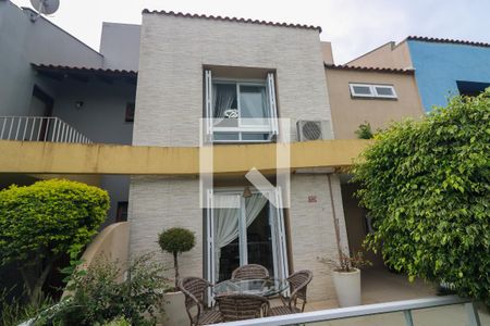 Casa de condomínio à venda com 240m², 4 quartos e 2 vagas Casa de condomínio à venda com 240m², 4 quartos e 2 vagasFachada