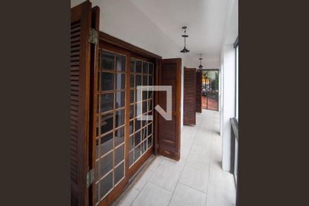 Casa à venda com 400m², 5 quartos e 4 vagas Casa à venda com 400m², 5 quartos e 4 vagasVaranda