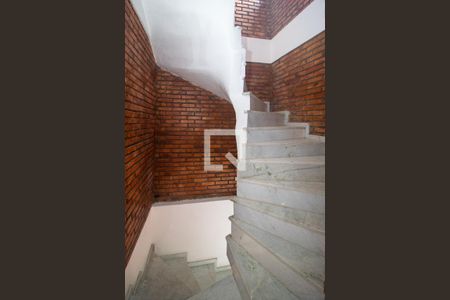 Casa à venda com 400m², 5 quartos e 4 vagas Casa à venda com 400m², 5 quartos e 4 vagasEscada