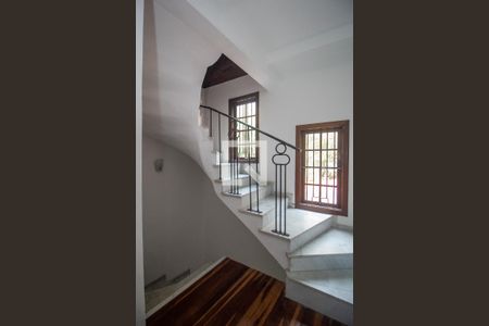 Casa à venda com 400m², 5 quartos e 4 vagas Casa à venda com 400m², 5 quartos e 4 vagasEscada