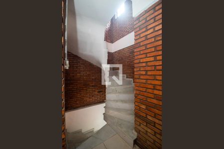 Casa à venda com 400m², 5 quartos e 4 vagas Casa à venda com 400m², 5 quartos e 4 vagasEscada