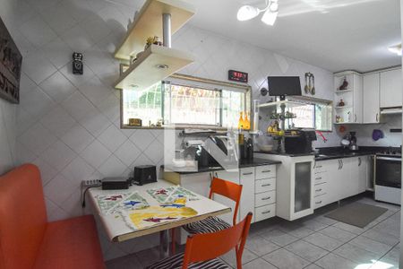 Casa à venda com 765m², 4 quartos e 5 vagas Casa à venda com 765m², 4 quartos e 5 vagasCozinha