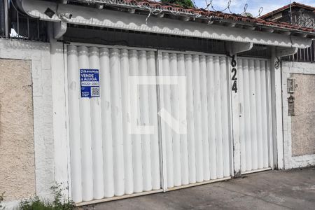 Casa à venda com 765m², 4 quartos e 5 vagas Casa à venda com 765m², 4 quartos e 5 vagasFachada e placa