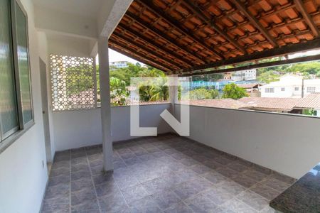 Casa à venda com 300m², 7 quartos e 2 vagas Casa à venda com 300m², 7 quartos e 2 vagasVaranda