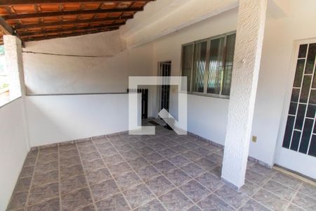 Casa à venda com 300m², 7 quartos e 2 vagas Casa à venda com 300m², 7 quartos e 2 vagasVaranda