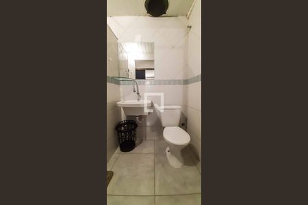 Banheiro de kitnet/studio para alugar com 1 quarto, 22m² em Umuarama, Osasco