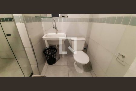 Banheiro de kitnet/studio para alugar com 1 quarto, 22m² em Umuarama, Osasco