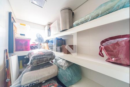 Apartamento à venda com 180m², 3 quartos e 3 vagas Apartamento à venda com 180m², 3 quartos e 3 vagasDespensa