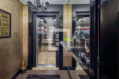 Apartamento à venda com 180m², 3 quartos e 3 vagas Apartamento à venda com 180m², 3 quartos e 3 vagasHall Privativo