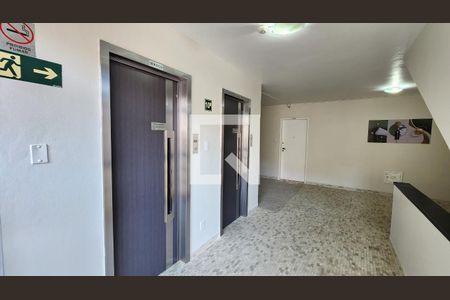 Studio para alugar com 23m², 1 quarto e sem vaga Studio para alugar com 23m², 1 quarto e sem vagaEscada