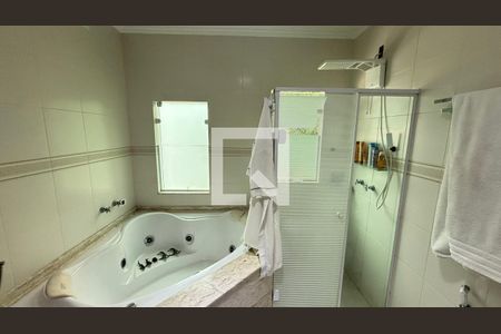 Casa à venda com 450m², 4 quartos e 3 vagas Casa à venda com 450m², 4 quartos e 3 vagasBanheiro da Suíte 1