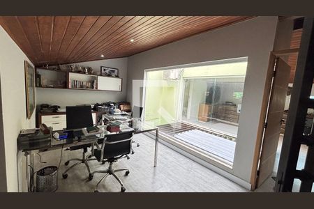 Casa à venda com 450m², 4 quartos e 3 vagas Casa à venda com 450m², 4 quartos e 3 vagasSótão - Escritorio