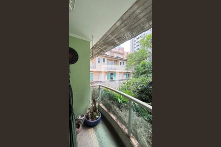 Casa à venda com 450m², 4 quartos e 3 vagas Casa à venda com 450m², 4 quartos e 3 vagasVaranda da Suíte 1